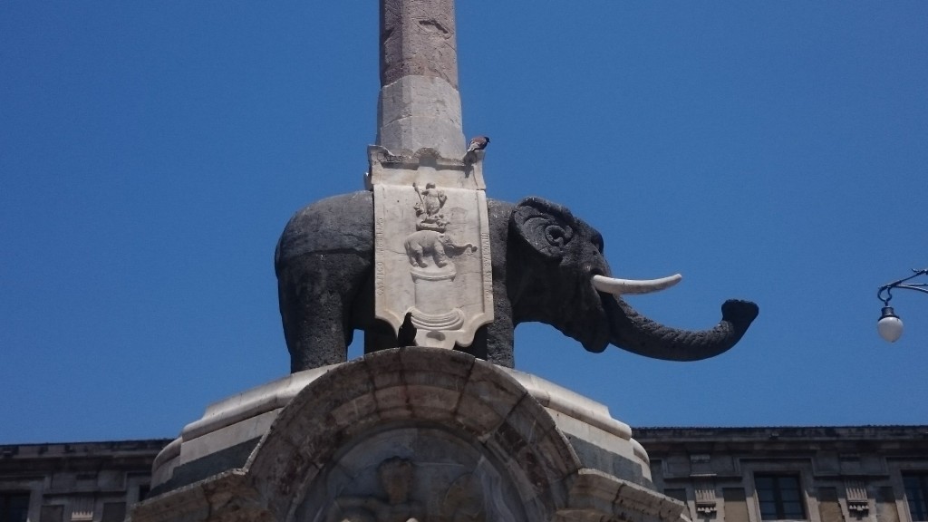 Ктанаия. Слон на площад Дуомо.